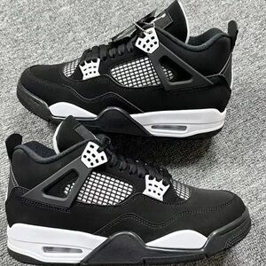 Authentic Jordan Retro 4s// White Thunders// Youth Size 5.5 //PERFECT CONDITION